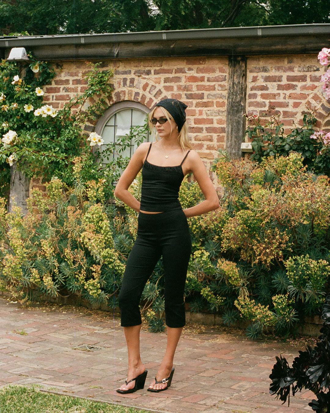 Marie capri in black mid rise cropped pants