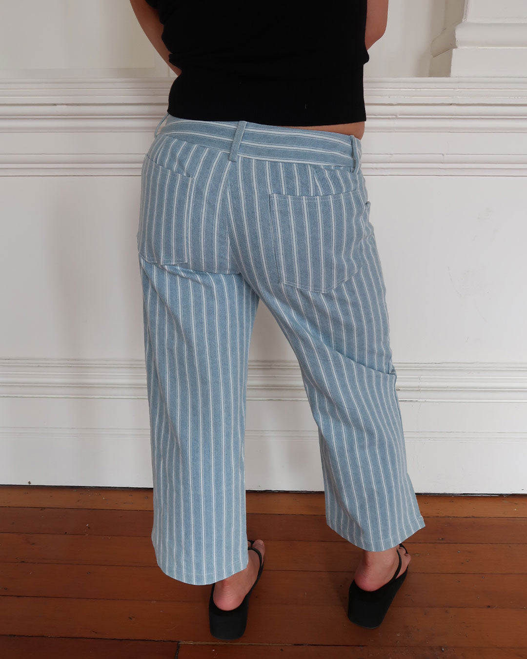 Women's low waisted pant in denim stripe featuring 3/4 length and streight leg fit.