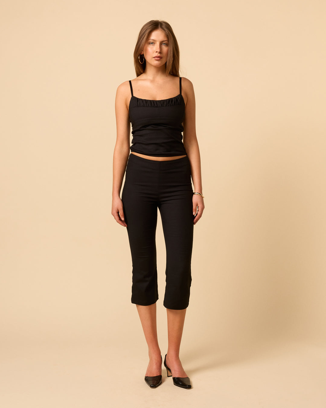 Marie capri in black mid rise cropped pants