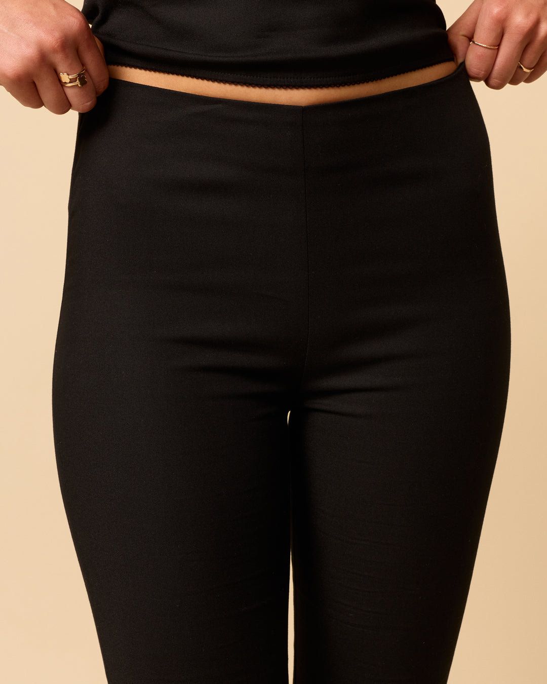 Marie capri in black mid rise cropped pants